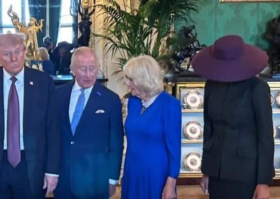 Imagem ilustrativa da imagem Melania Trump vira piada nas redes sociais por causa de chapéu usado no Reino Unido