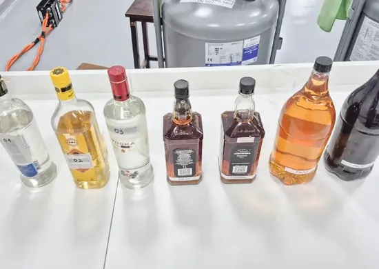 Imagem ilustrativa da imagem Metanol usado para adulterar bebidas veio de postos de gasolina, diz polícia