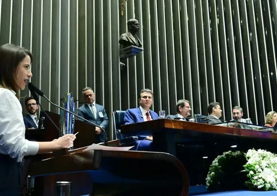 Imagem ilustrativa da imagem Raquel Lyra recebe homenagem do Senado por avanços de Pernambuco na alfabetização