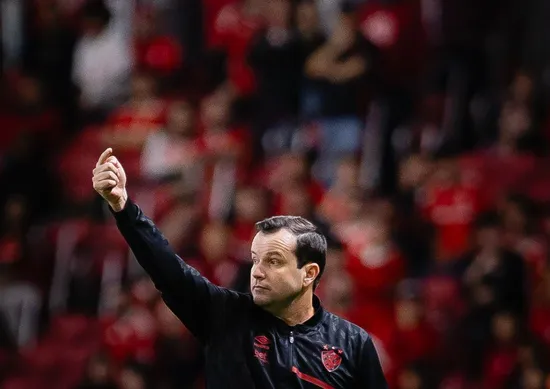 Imagem ilustrativa da imagem Saída de Daniel Paulista evidencia crise e indefinição no futuro do Sport