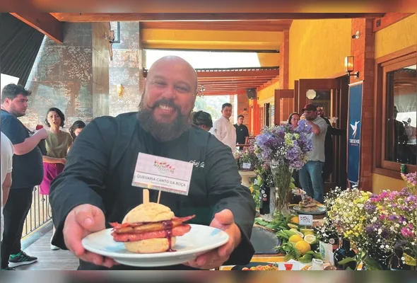 O chef Flávio Cesar dos Santos  apresenta o pão de queijo italiano, que é preparado com ingredientes locais e técnicas artesanais