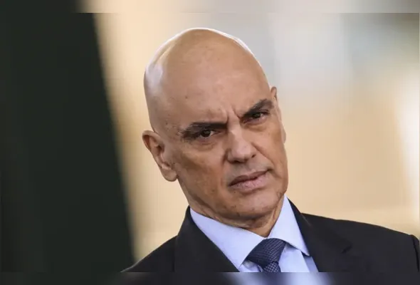 Imagem ilustrativa da imagem Moraes reconhece erro judicial e concede liberdade provisória a réu do 8/1