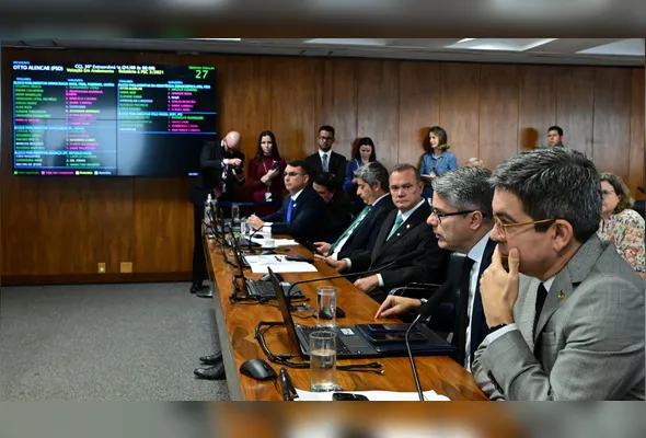 Senador Alessandro Vieira (MDB-SE) lê o relatório que rejeitou a PEC da Blindagem