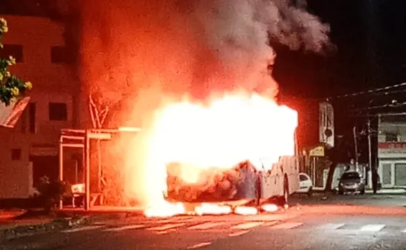 Imagem ilustrativa da imagem Ônibus deixam de circular em bairros da Serra após coletivo ser incendiado