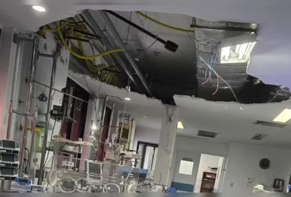 Parte do teto desabou, causando grande estrago na UTI neonatal