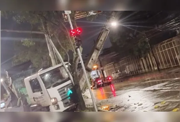 A queda ocorreu após uma batida de um caminhão