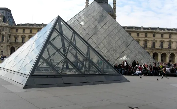 Imagem ilustrativa da imagem Roubo cinematográfico: o que se sabe sobre ataque que levou joias do Louvre