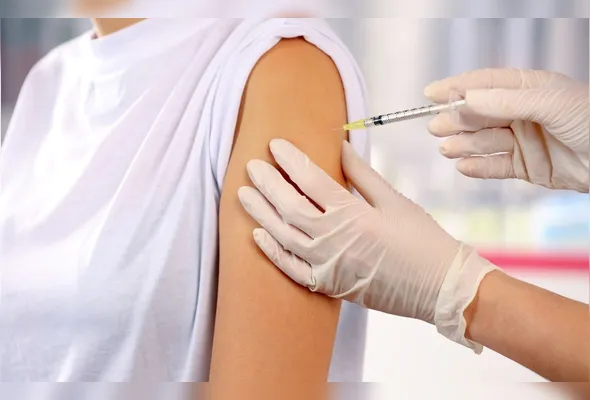 O Ministério da Saúde estuda a possibilidade de ofertar a vacina contra herpes-zóster para idosos acima de 80 anos