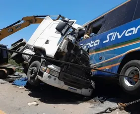 Imagem ilustrativa da imagem Acidente entre caminhão e ônibus mata ao menos 11 pessoas no RS