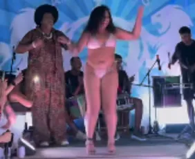 Imagem ilustrativa da imagem Candidata à corte do Carnaval Capixaba viraliza por usar tornozeleira eletrônica