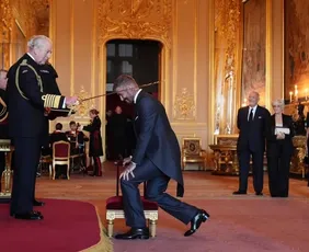 Imagem ilustrativa da imagem David Beckham é condecorado cavaleiro pelo rei Charles 3º. Veja vídeo