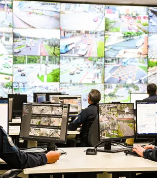 CENTRAL de Monitoramento: identificação de atitudes suspeitas e ação imediata dos agentes da Guarda de Vitória