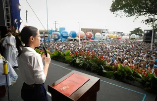 Imagem ilustrativa da imagem Raquel Lyra destaca fé dos pernambucanos na 1ª Festa do Morro pós-reconstrução