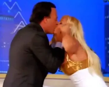 Imagem ilustrativa da imagem Acusado de abuso sexual, Julio Iglesias já forçou beijos em apresentadora