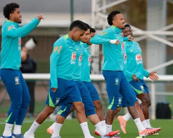 Imagem ilustrativa da imagem Ancelotti mantém base com 4-2-4 e testa Militão na lateral da seleção