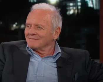 Imagem ilustrativa da imagem Anthony Hopkins celebra 50 anos sóbrio e relembra apagão alcoólico dirigindo