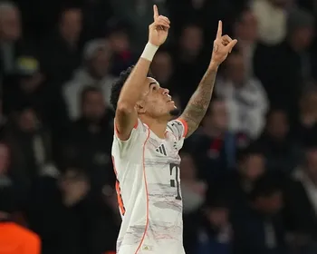 Imagem ilustrativa da imagem Bayern bate PSG na França e mantém 100% na Liga dos Campeões