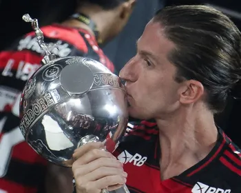 Imagem ilustrativa da imagem Filipe Luís chega a acordo com Flamengo, encerra novela e renova contrato até 2027
