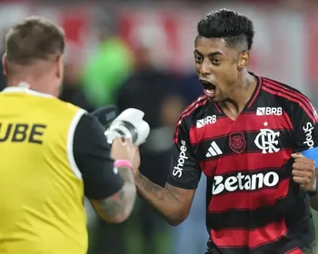 Imagem ilustrativa da imagem Fla vence, aproveita derrota do Palmeiras e volta a igualar rival