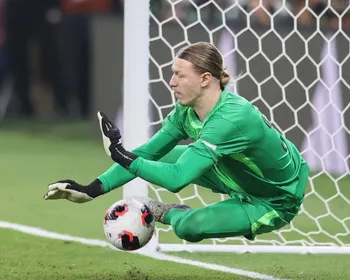 Imagem ilustrativa da imagem Herói do PSG, Safonov fraturou a mão durante jogo contra o Flamengo