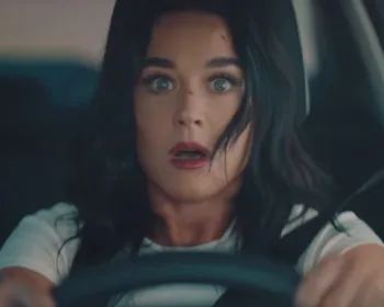 Imagem ilustrativa da imagem Katy Perry cai muito em vídeo com prévia de 'Bandaids'
