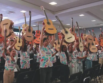 Imagem ilustrativa da imagem Orquestra de violões revela talentos da rede pública
