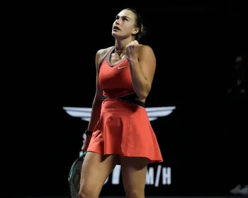 Imagem ilustrativa da imagem Sabalenka vence e desafia Rybakina na busca da inédita taça do WTA Finals