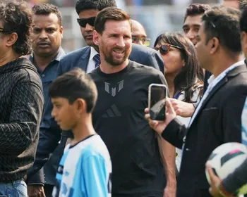 Imagem ilustrativa da imagem Visita de Messi à Índia começa com tumulto em estádio e prisão de organizador