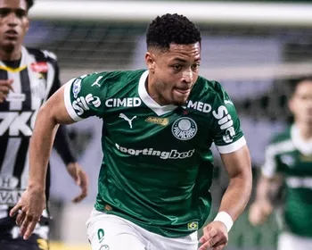 Imagem ilustrativa da imagem Vitor Roque brilha, Palmeiras vence Santos e abre vantagem para o Flamengo