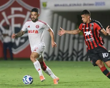 Imagem ilustrativa da imagem Vitória ganha duelo direto com o Inter e coloca Santos na zona de rebaixamento