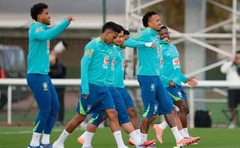 Imagem ilustrativa da imagem Ancelotti mantém base com 4-2-4 e testa Militão na lateral da seleção