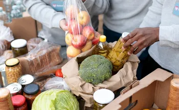 Imagem ilustrativa da imagem Aposentado cai no golpe da cesta básica, mas evita prejuízo de R$ 40 mil