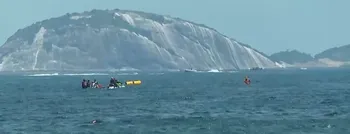 Imagem ilustrativa da imagem Avião de propaganda cai no mar da praia de Copacabana