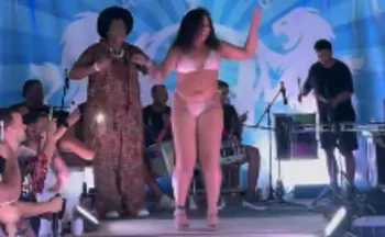 Imagem ilustrativa da imagem Candidata à corte do Carnaval Capixaba viraliza por usar tornozeleira eletrônica