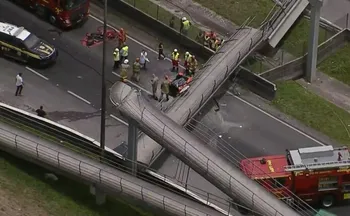 Imagem ilustrativa da imagem Carreta derruba passarela no Rio e motorista de carro morre esmagado pela estrutura