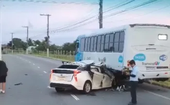 Imagem ilustrativa da imagem Carro de aplicativo atinge ônibus do Transcol e deixa feridos na Serra