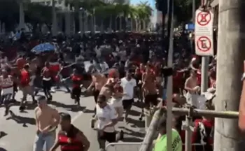 Imagem ilustrativa da imagem Confusão encerra festa do Flamengo no centro do Rio após desfile do tetra