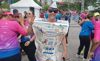 Imagem ilustrativa da imagem Corredor se fantasia de jornal A Tribuna em sua primeira participação