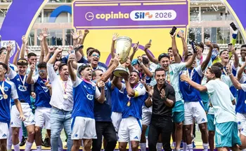 Imagem ilustrativa da imagem Cruzeiro bate São Paulo e fatura bicampeonato da Copinha após 19 anos