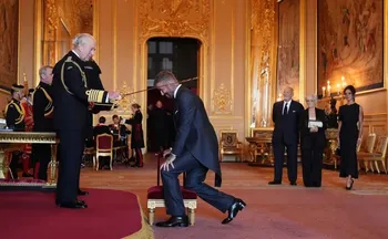 Imagem ilustrativa da imagem David Beckham é condecorado cavaleiro pelo rei Charles 3º. Veja vídeo