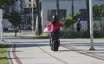Imagem ilustrativa da imagem Doze condutores de moto elétrica multados este ano no ES