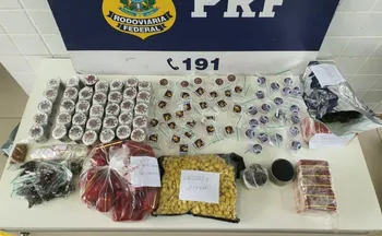 Imagem ilustrativa da imagem Dupla é detida com 3,3 kg de drogas durante abordagem da PRF na BR-101