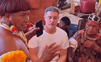 Imagem ilustrativa da imagem Em gravação com indígenas, Luciano Huck proíbe celular e roupa