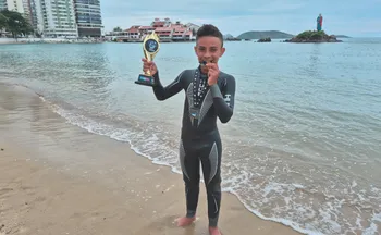 Imagem ilustrativa da imagem Estudante de 12 anos encara desafio e nada 15 km no mar