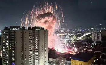Imagem ilustrativa da imagem Explosão em galpão deixa um morto e atinge veículos e casas na zona leste de SP
