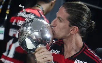 Imagem ilustrativa da imagem Filipe Luís chega a acordo com Flamengo, encerra novela e renova contrato até 2027