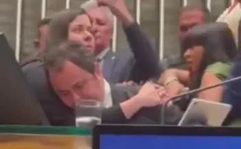 Imagem ilustrativa da imagem Glauber Braga é retirado à força após tentar ocupar cadeira de presidente da Câmara