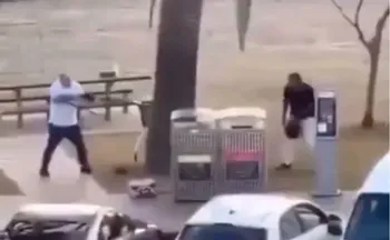 Imagem ilustrativa da imagem Homem desarma atirador em praia na Austrália, e premiê o chama de herói