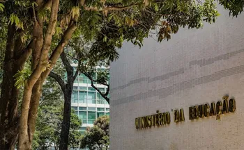 Imagem ilustrativa da imagem Imoral e inconstitucional, diz secretária do MEC sobre fim das cotas raciais em SC