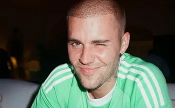 Imagem ilustrativa da imagem Justin Bieber relata queda de skate elétrico: "Até cantar, rir, tudo dói"